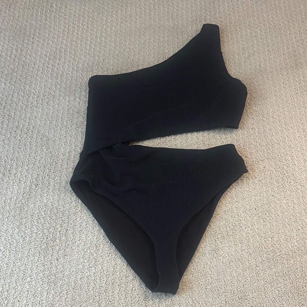 Black One-Shoulder Swimsuit